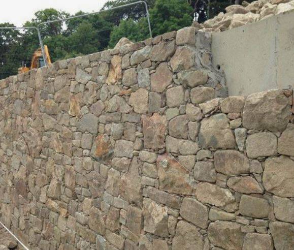 Expertise et diagnostic des fissures d’un mur de soutènement, clôture à toulon.